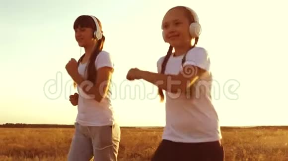 戴耳机的少女们在体力消耗时都在慢跑大笑和微笑慢动作视频的预览图