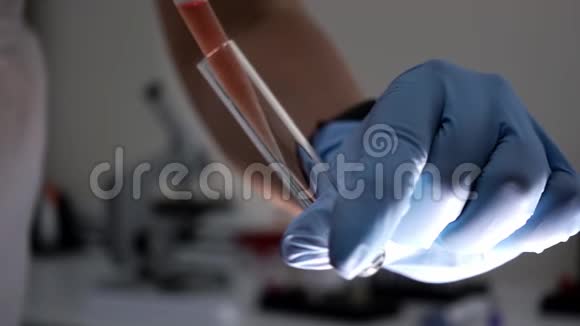 实验室技术人员在离心血液试管中快速注入视频的预览图