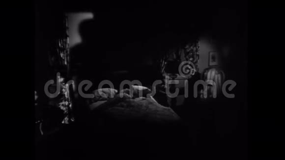男人走向睡在床上的女人的阴影视频的预览图