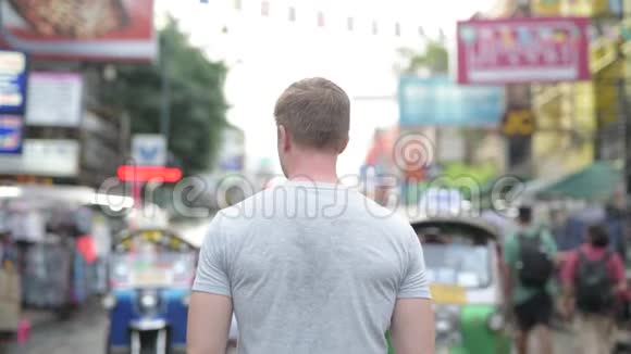 曼谷高三路青年游客后景视频的预览图