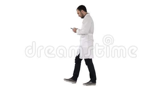 步行医疗专业人员使用智能手机并在白色背景上做手势视频的预览图