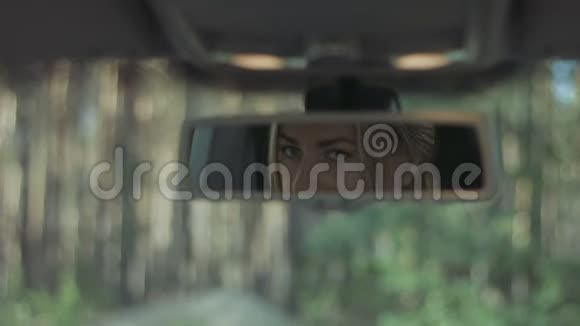 汽车后视镜中可爱女人的倒影视频的预览图