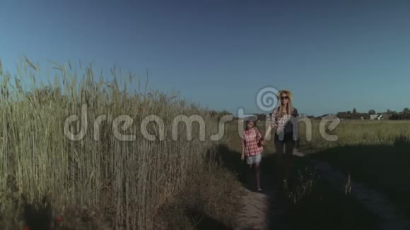 母亲和孩子在农村公路上散步视频的预览图