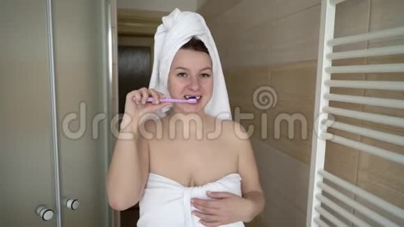 女人在现代浴室刷牙视频的预览图