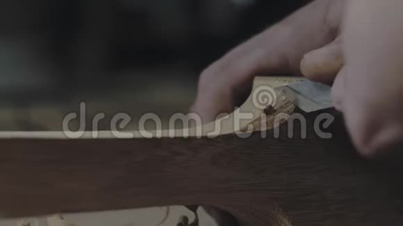 用刀子切木制品的特写木匠用刀加工木梁4k录像5994fps视频的预览图
