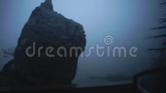 在旅途中从驾车沿着路边看多雨的雾蒙蒙的道路风景如画塞浦路斯慢动作视频的预览图