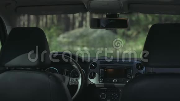 在车里用电子仪表盘的女人视频的预览图