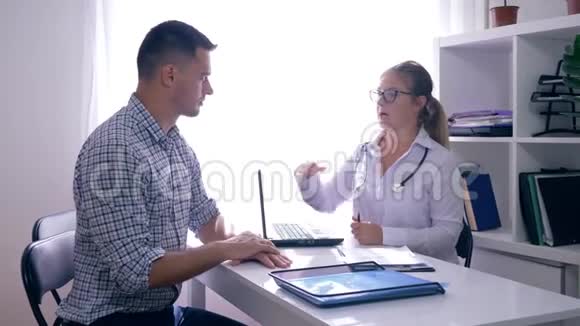 医生预约医生进行X光检查并与医务处的病人沟通视频的预览图