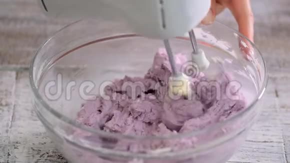糕点厨师用搅拌机打蓝莓奶油视频的预览图
