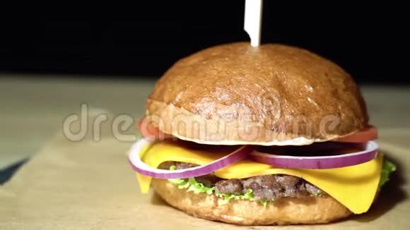 美味的汉堡配牛肉切生菜番茄洋葱在一张棕色视频的预览图