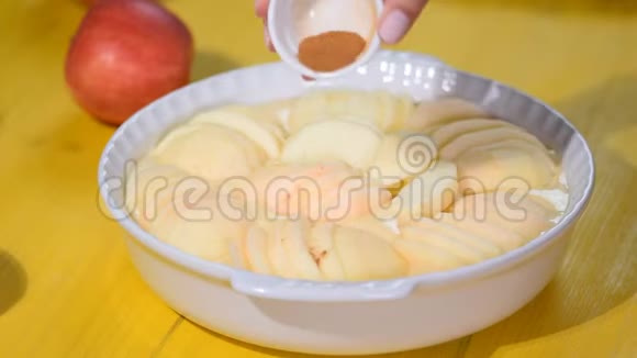 在苹果派上撒肉桂粉手把调味品洒在苹果蛋糕上做甜苹果派自制苹果视频的预览图