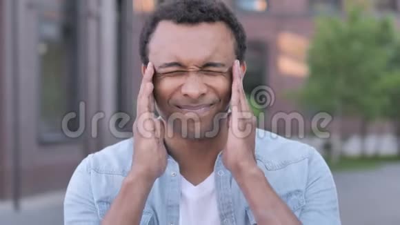 头痛不舒服的非洲男人视频的预览图