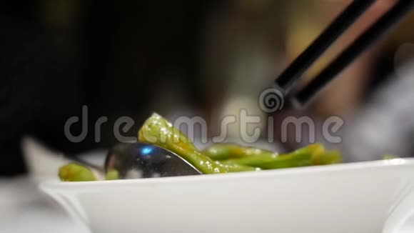 女人在桌上吃青豆的模糊动作视频的预览图