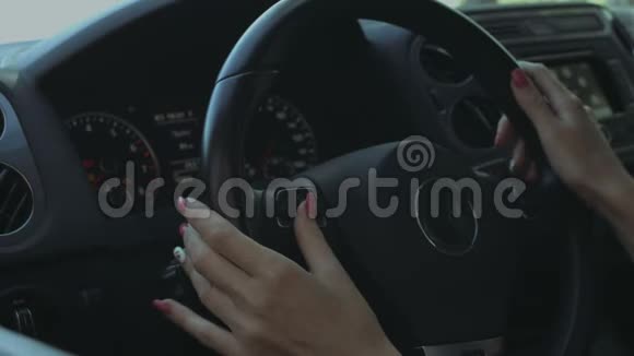 女性手按方向盘按钮视频的预览图