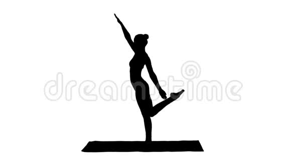 站在瑜伽姿势中的SilhouetteSlim女士的姿势是dandayamanadhanurasana视频的预览图
