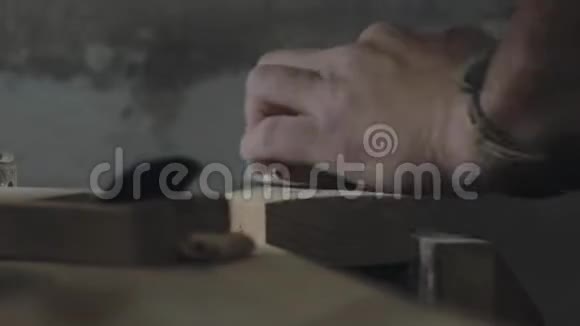 男性手的特写用砂纸打磨木制品木工打磨木工4k录像5994fps视频的预览图