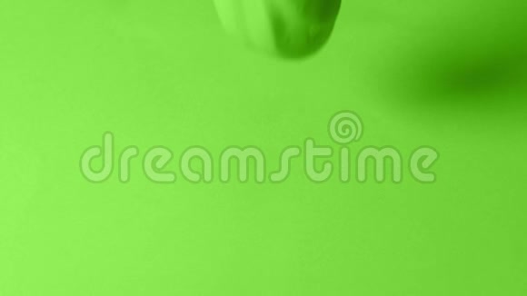 绿色油漆涂在绿色表面上视频的预览图