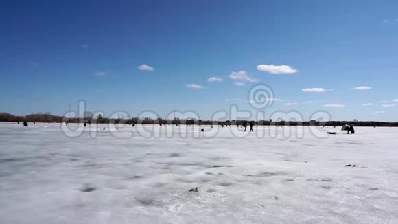 许多渔民在冰上冬季运动冰上捕鱼视频的预览图