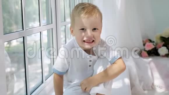 可爱的小男孩笑着抠鼻子视频的预览图