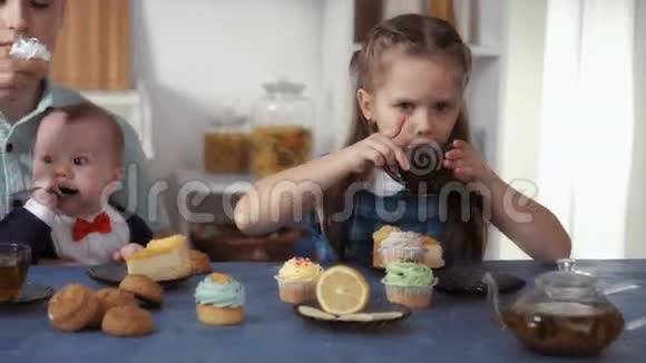 有趣的孩子吃糖果视频的预览图