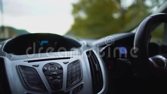 男性司机驾驶一辆带有左手方向盘的汽车在该国有左手交通快关门塞浦路斯视频的预览图