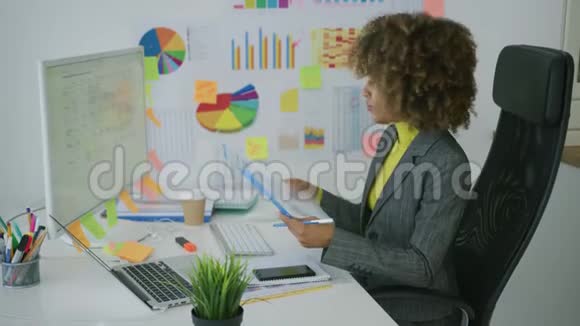 专心致志的女人在办公室看电脑视频的预览图
