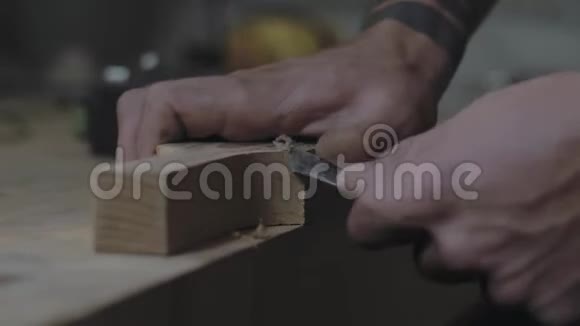 用刀子切木制品的特写木匠用刀加工木梁4k录像5994fps视频的预览图