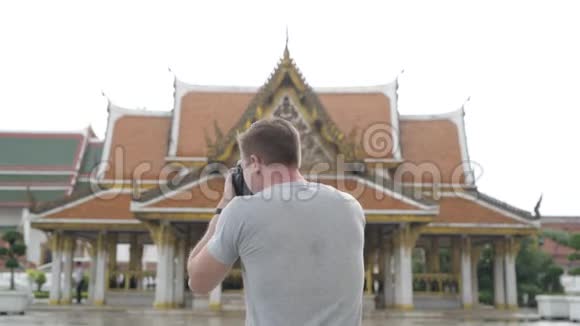 年轻游客的后景拍摄曼谷佛寺的景色视频的预览图