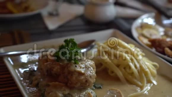 德国菜肉和肉汁和肉汤视频的预览图