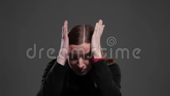 女孩用双手捂住脸视频的预览图