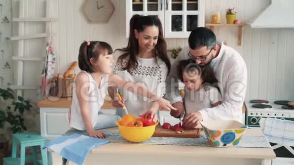幸福的家庭在厨房准备食物切菜慢动作视频的预览图