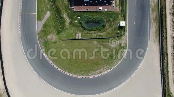 荷兰Zandvoort汽车运动赛道转角处行驶的4k视频空中录像视频的预览图