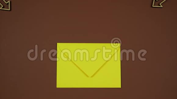 黄色信封带有棕色背景的箭头视频的预览图