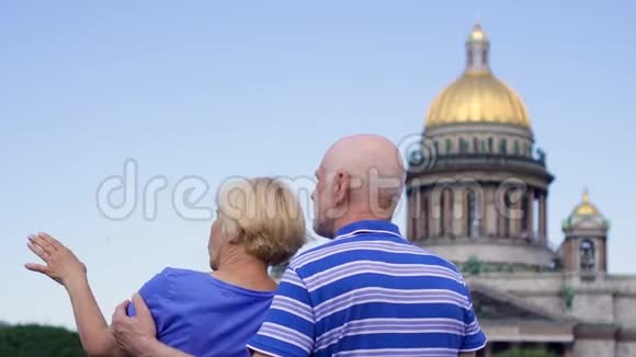 圣艾萨克大教堂附近的老夫妇养老金领取者在俄罗斯圣彼得堡旅行视频的预览图