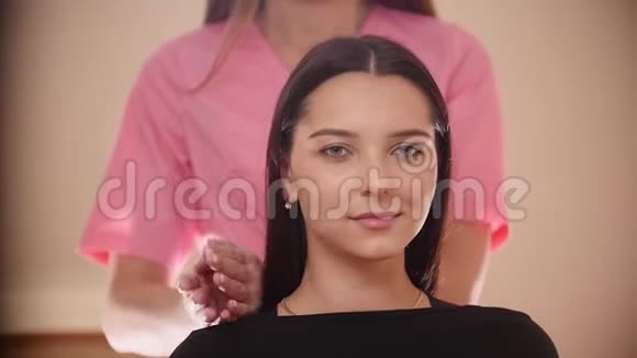 泰国按摩师为一个美丽的女人拍肩膀视频的预览图