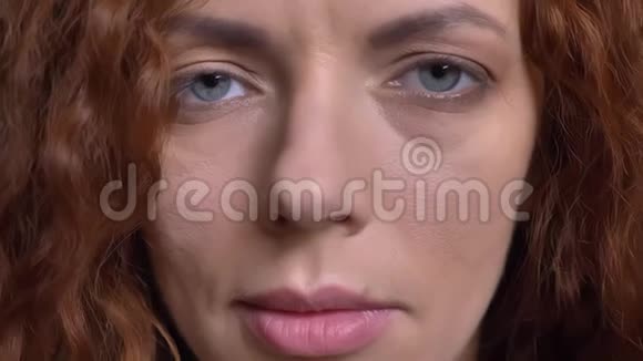 一张白种人成年女性脸的特写照片她的红色卷发和漂亮的蓝眼睛直视着镜头视频的预览图