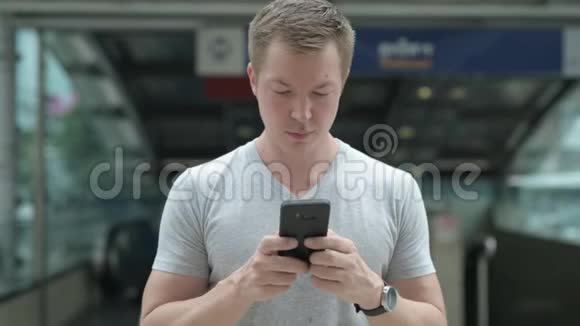 年轻快乐的游客在曼谷火车站前用电话思考视频的预览图