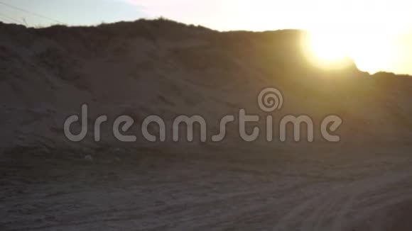 在沙丘上日落视频的预览图