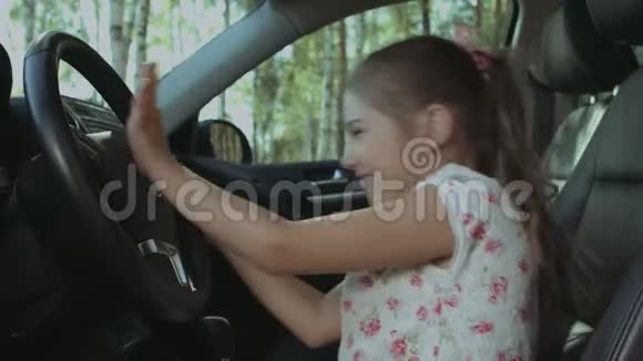 开朗的女孩按着方向盘的汽车喇叭视频的预览图