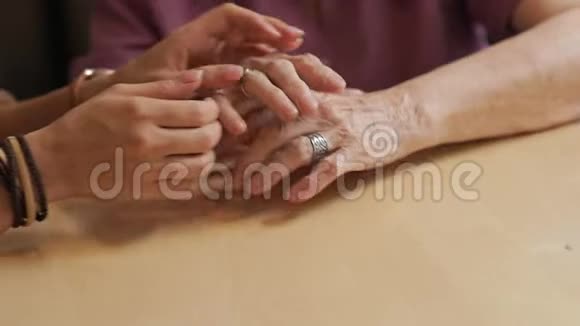 孙女牵着非常老奶奶的手很好他们的振动很好家庭的概念视频的预览图
