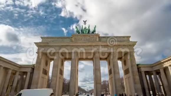 时光流逝德国柏林的勃兰登堡门或勃兰登堡都是著名的国家地标和游客视频的预览图