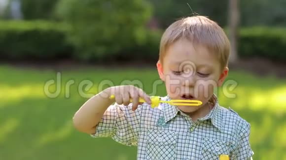 夏天一个被蚊子叮咬的小可爱男孩玩肥皂泡视频的预览图