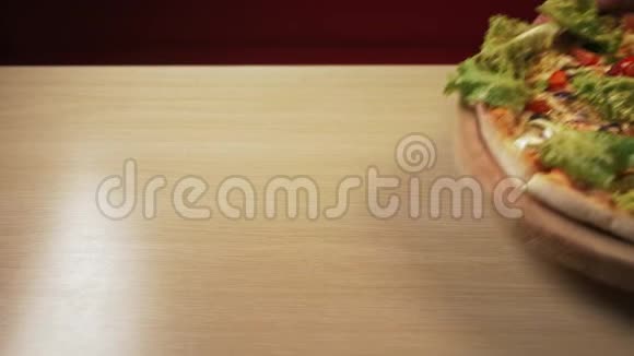 热比萨饼放在咖啡馆的桌子上视频的预览图