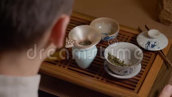 茶师将公平杯的输液倒入碗中喝中国茶视频的预览图