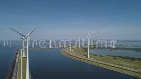 从空中观看风力涡轮机在荷兰格雷芬根湖的风车农场的windparkkrammersluizen的Drone景观视频的预览图