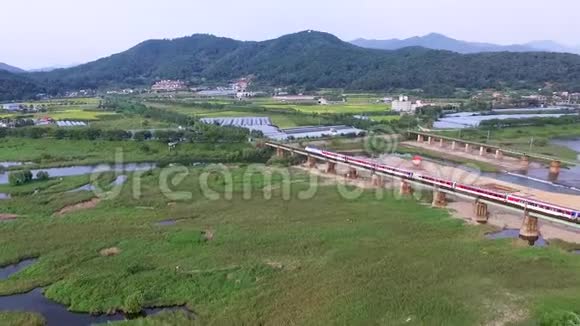 火车在韩国庆南米尔扬河上行驶视频的预览图