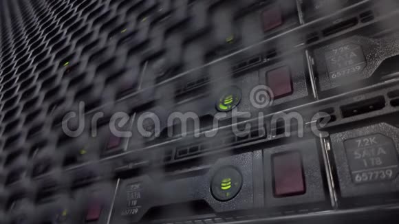 硬盘架位于数据中心服务器机房铁门后视频的预览图