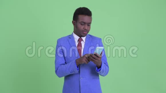 年轻的非洲商人用电话听坏消息视频的预览图