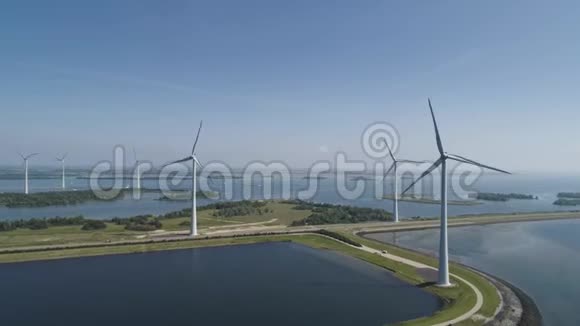 从空中观看风力涡轮机在荷兰格雷芬根湖的风车农场的windparkkrammersluizen的Drone景观视频的预览图