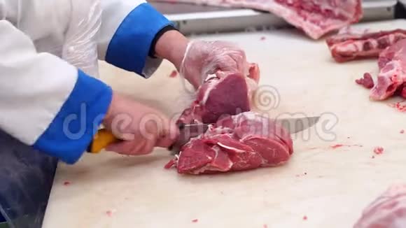 一个女卖家在超市的肉部切生肉视频的预览图